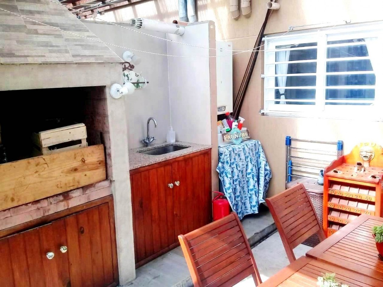 DUPLEX 4 AMBIENTES  COCHERA , JARDIN y PARRILA                           