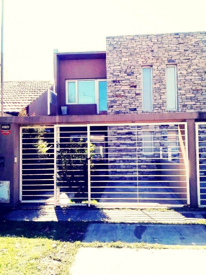 DUPLEX 4 AMBIENTES  COCHERA , JARDIN y PARRILA                           