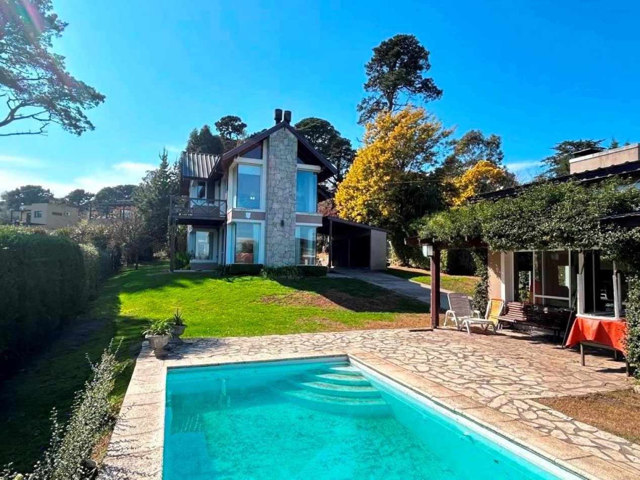 CHALET EN VENTA  de 2 DORMITORIOS c/ COCHERA , QUINCHO y PILETA en Sierra de los Padres