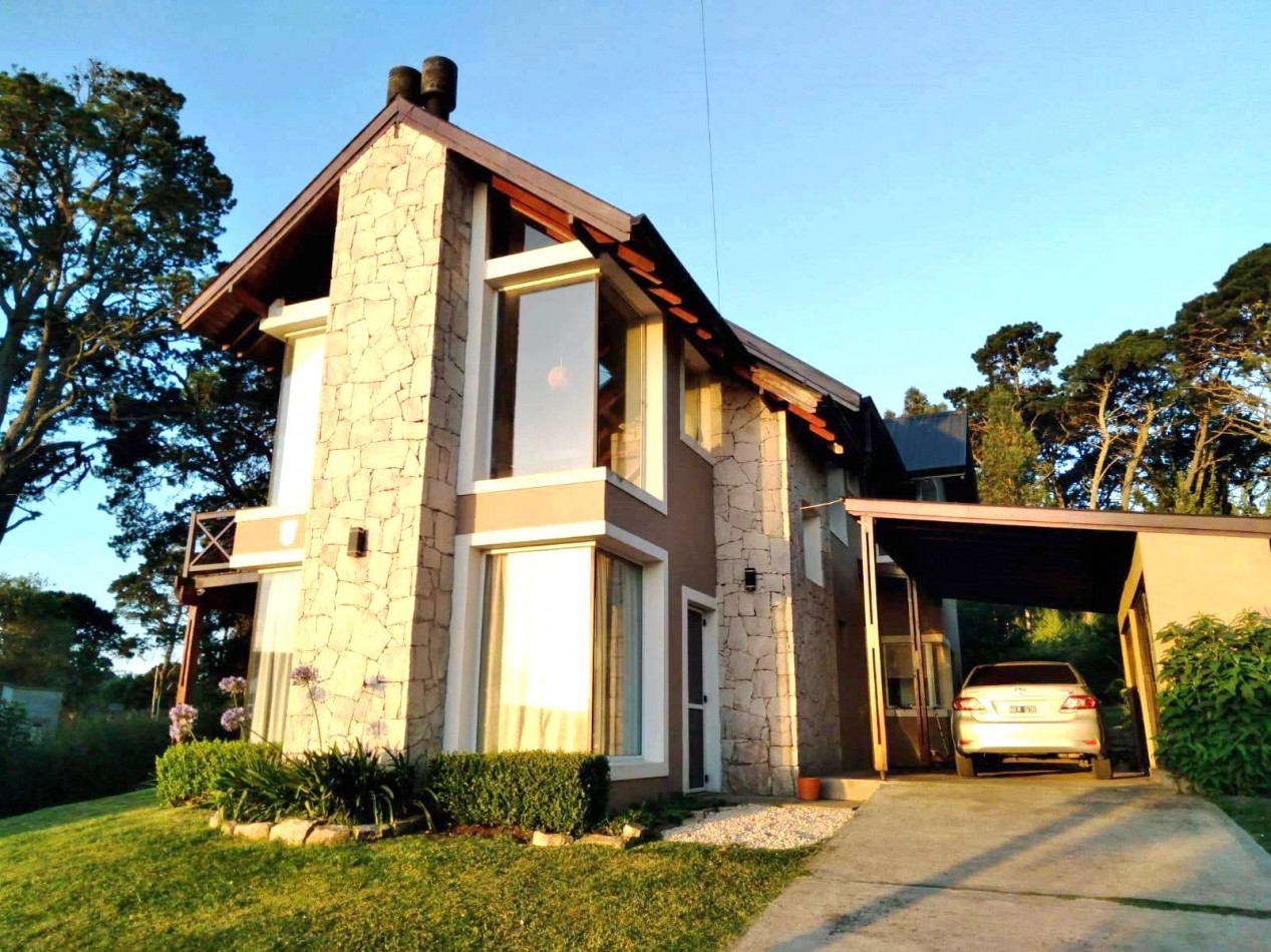 CHALET EN VENTA  de 2 DORMITORIOS c/ COCHERA , QUINCHO y PILETA en Sierra de los Padres