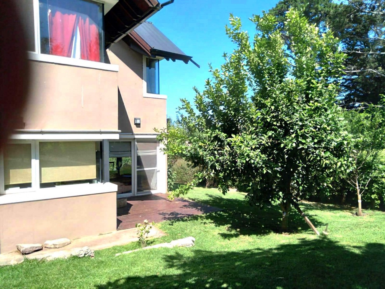 CHALET EN VENTA  de 2 DORMITORIOS c/ COCHERA , QUINCHO y PILETA en Sierra de los Padres
