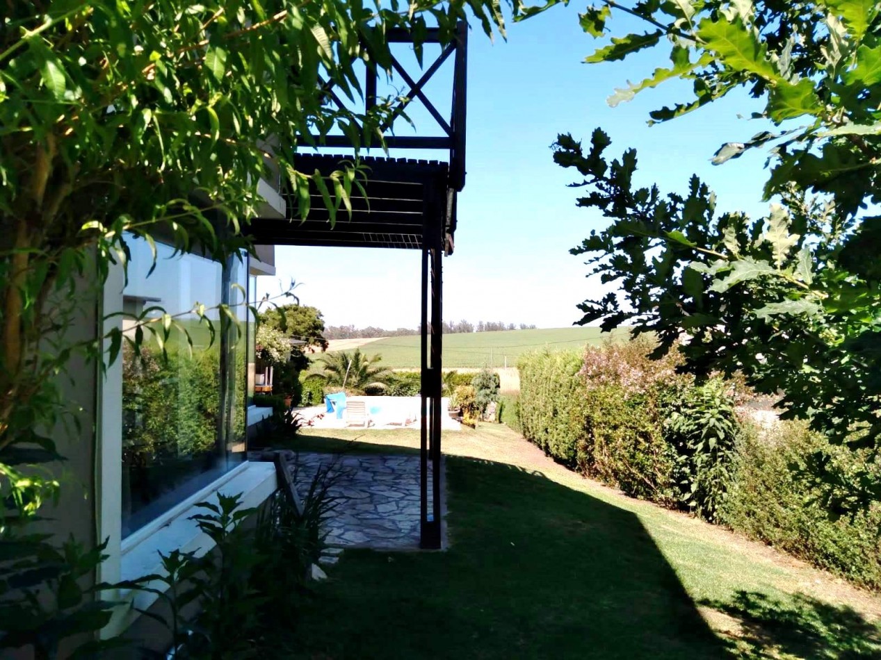 CHALET EN VENTA  de 2 DORMITORIOS c/ COCHERA , QUINCHO y PILETA en Sierra de los Padres