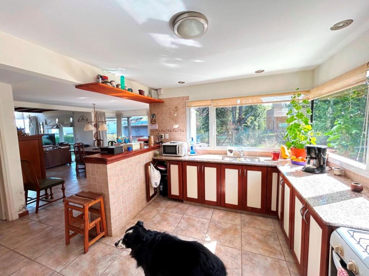 CHALET EN VENTA  de 2 DORMITORIOS c/ COCHERA , QUINCHO y PILETA en Sierra de los Padres