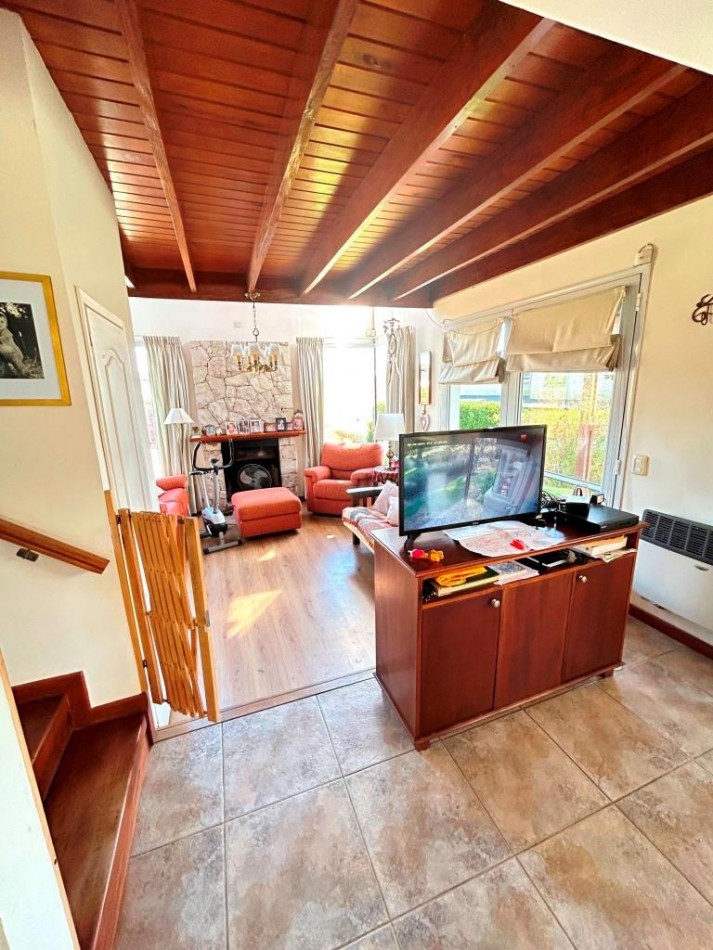 CHALET EN VENTA  de 2 DORMITORIOS c/ COCHERA , QUINCHO y PILETA en Sierra de los Padres