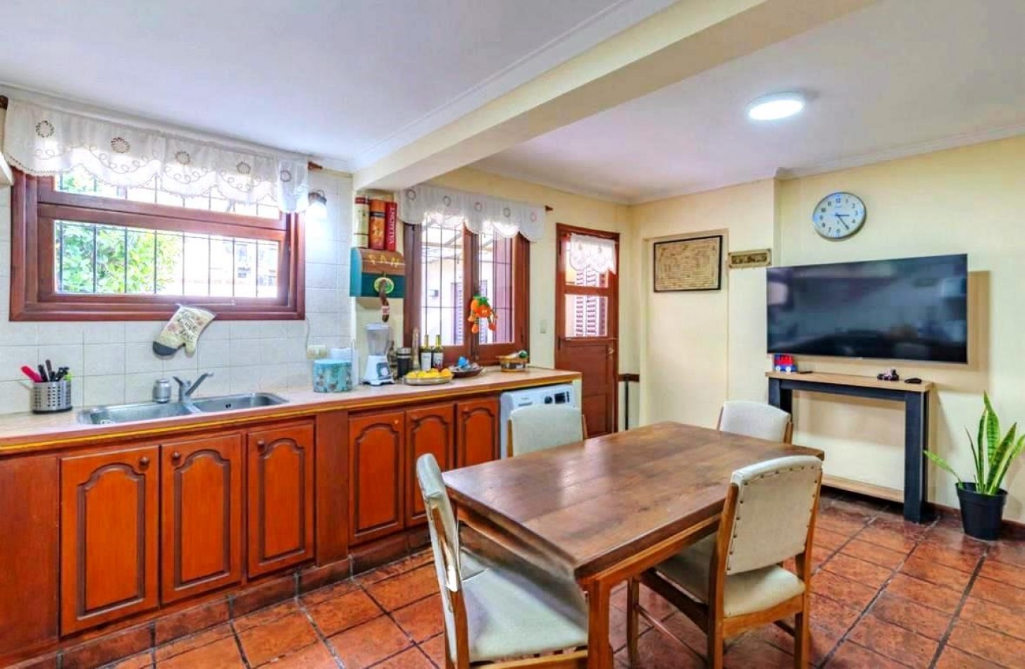 CHALET ZONA CENTRO  GUEMES