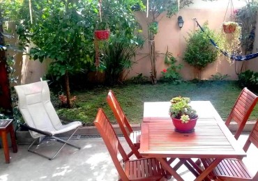 DUPLEX 4 AMBIENTES  COCHERA , JARDIN y PARRILA                           